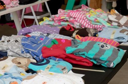 Preiswerte Kinderkleider und Spielzeug entdecken auf regionalen Flohmarktterminen (Foto: AdobeStock - Chrystine - 189426048)