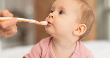 Problematischer Zuckergehalt: Babybreis oft zu süß (Foto: AdobeStock - Prostock-studio 634844576)