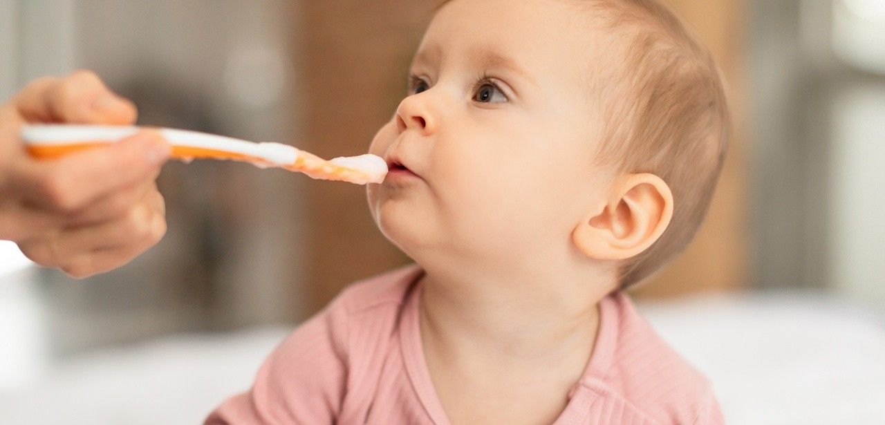 Problematischer Zuckergehalt: Babybreis oft zu süß (Foto: AdobeStock - Prostock-studio 634844576)