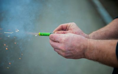 Raketen und Böller verursachen jedes Jahr Verletzte und Tote (Foto: Adobestock - Lumistudio 254272777)