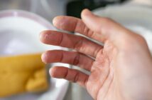 Waschmittel bei Allergien: Schutz für empfindliche Kinderhaut (Foto: AdobeStock - 649129151 wachiwit)
