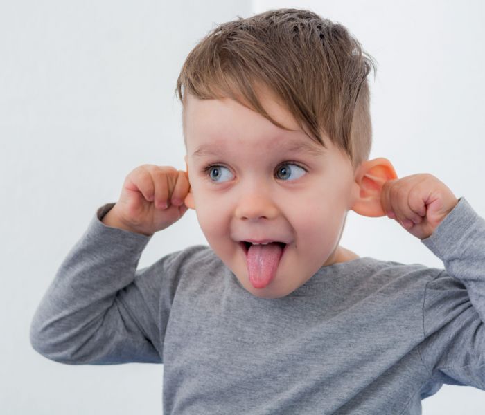 Wenn die Ohren von Kindern tiefer sitzen als üblich, kann dies auf eine angeborene Fehlbildung wie das Goldenhar-Syndrom hinweisen. (Foto: AdobeStock - Racle Fotodesign 101798157)