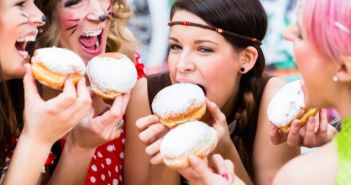 Wie unbedenklich ist Karneval mit all den Schadstoffen in Schminke, Krapfen und Kostümen? (Foto: AdobeStock - Kzenon 315387652)