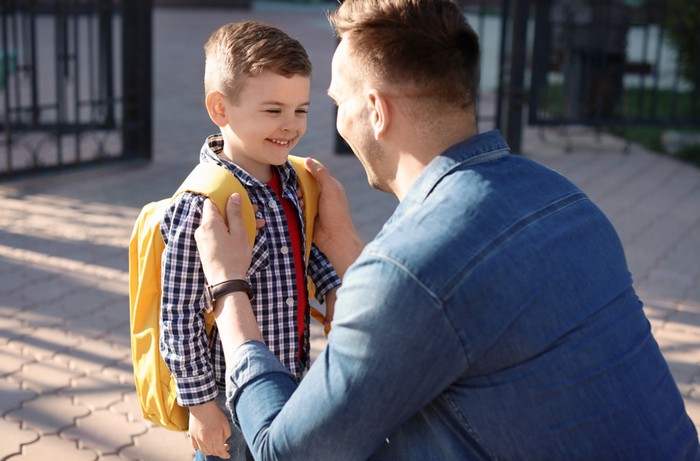 Optimal ist es, den Wiedereinstieg in das Berufsleben noch während der Elternzeit vorzubereiten. Das ist nicht immer leicht, insbesondere, wenn bereits "mehr" Familie da ist. Hier ist die Familie auf Zusammenhalt angewiesen. Das kann nur gemeinsam gestemmt werden. (Foto: shutterstock - New Africa)